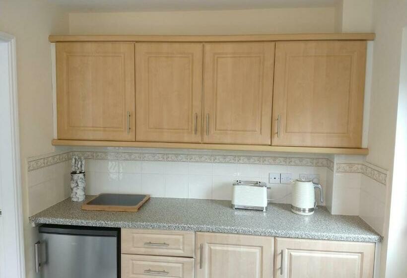 Sunningdale Homely Detached Family/contractor 3 Bed House