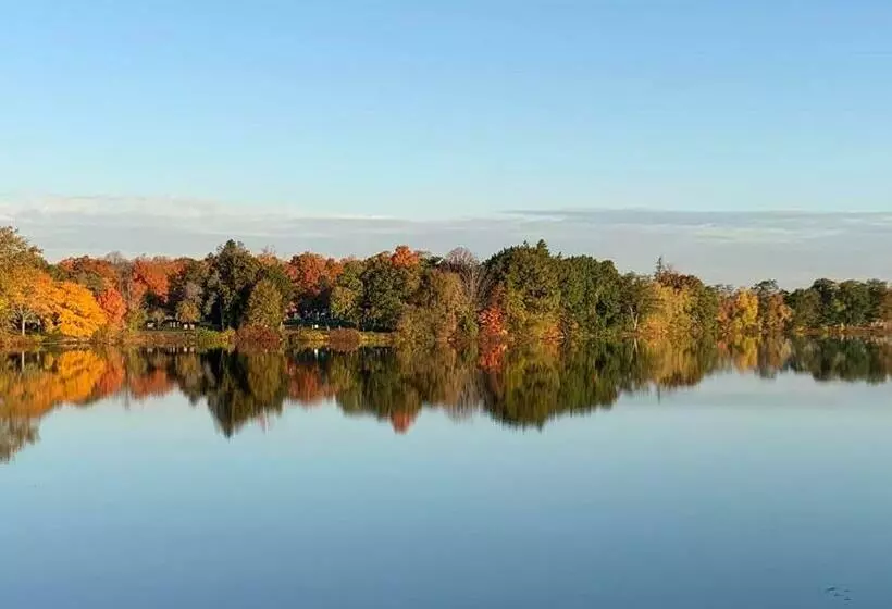 Bright 2 Br, Pets Welcome, Steps To Lake, Restaurants And Train