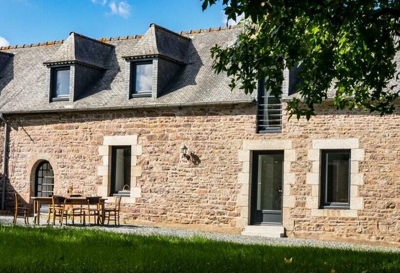 Longère Bretonne Chaleureuse Près De La Mer