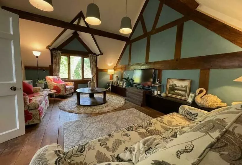 Stylish 2 Bed Cottage With Secure Parking