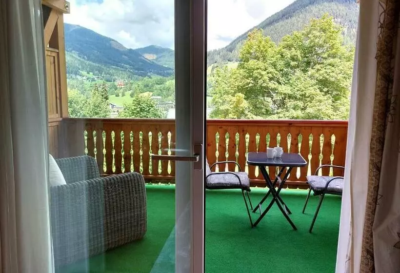 Alpenflair   Charming Ski To Door Apartment