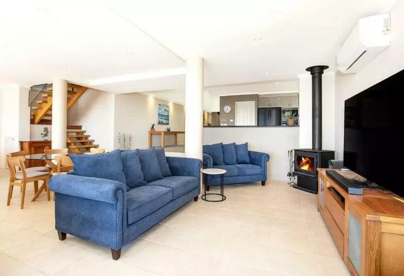 Eclipse Absolute Beachfront With Stunning Views