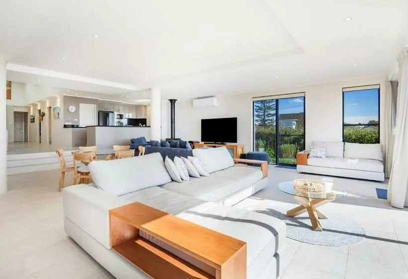 Eclipse Absolute Beachfront With Stunning Views