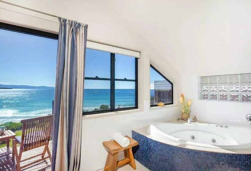 Eclipse Absolute Beachfront With Stunning Views