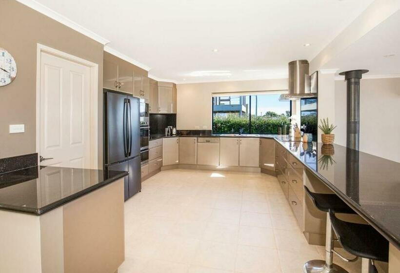 Eclipse Absolute Beachfront With Stunning Views