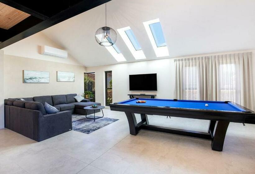 Eclipse Absolute Beachfront With Stunning Views