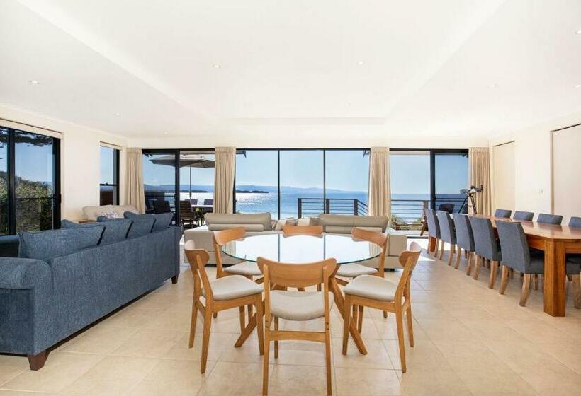 Eclipse Absolute Beachfront With Stunning Views