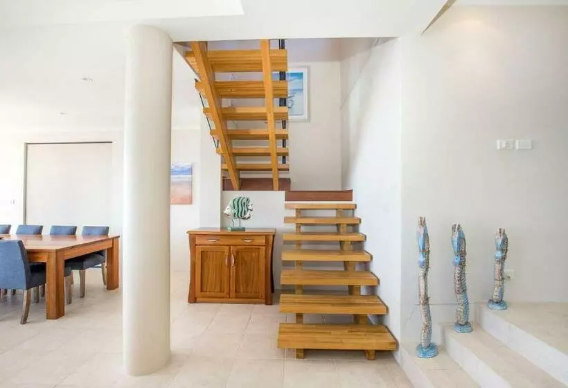 Eclipse Absolute Beachfront With Stunning Views