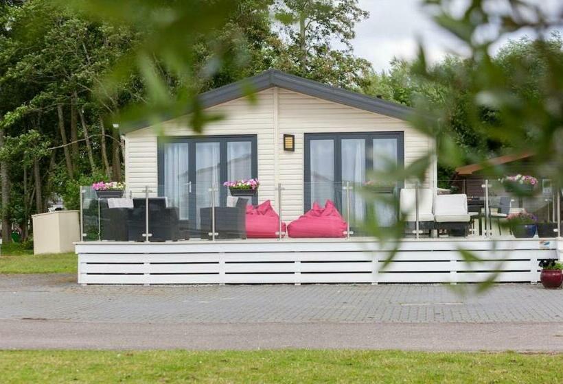 Spacious Homely Lakeside Lodge Close To The Beaches