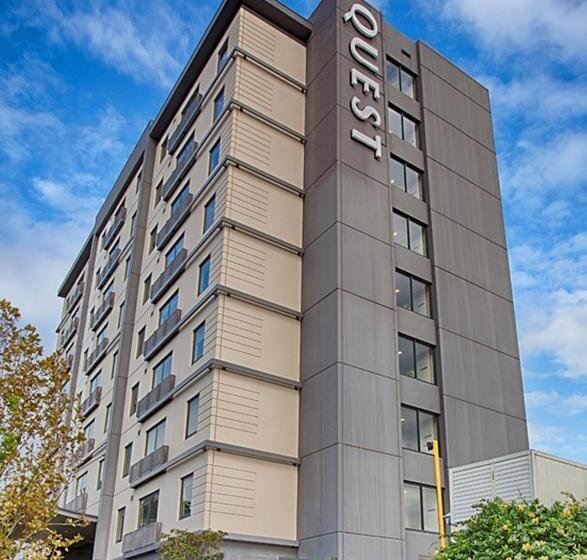 فندق Quest Mascot