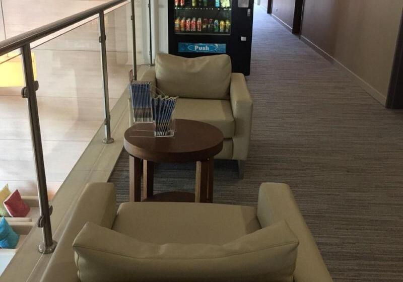 فندق Quest Mascot