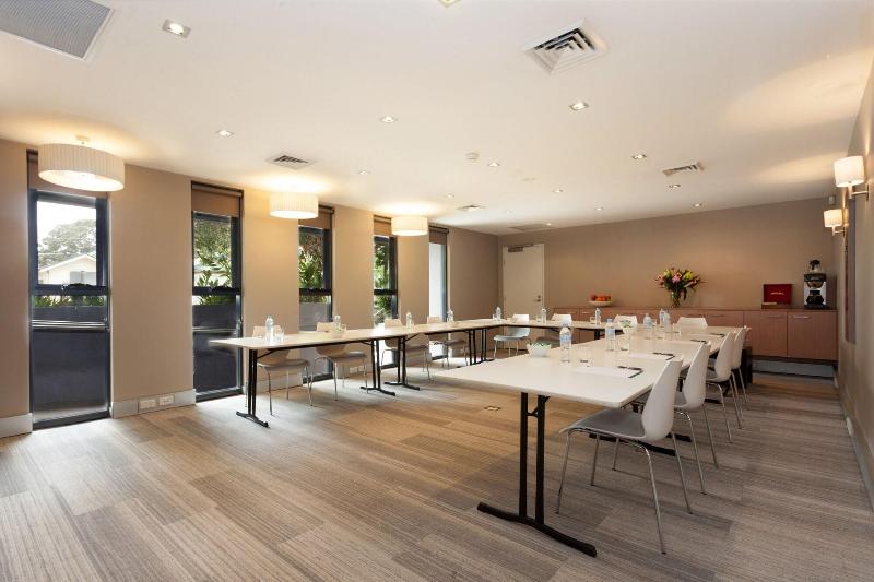 فندق Quest Mascot