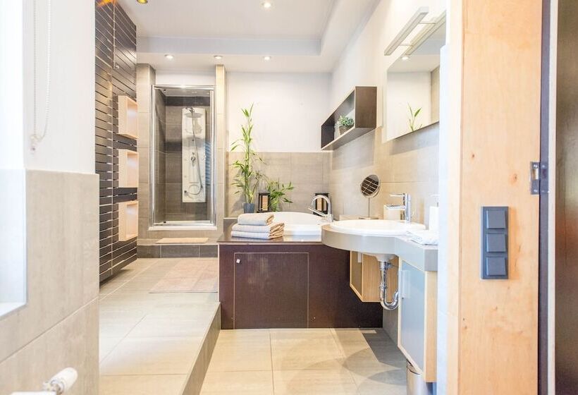 Venus Apartments   Parliament I