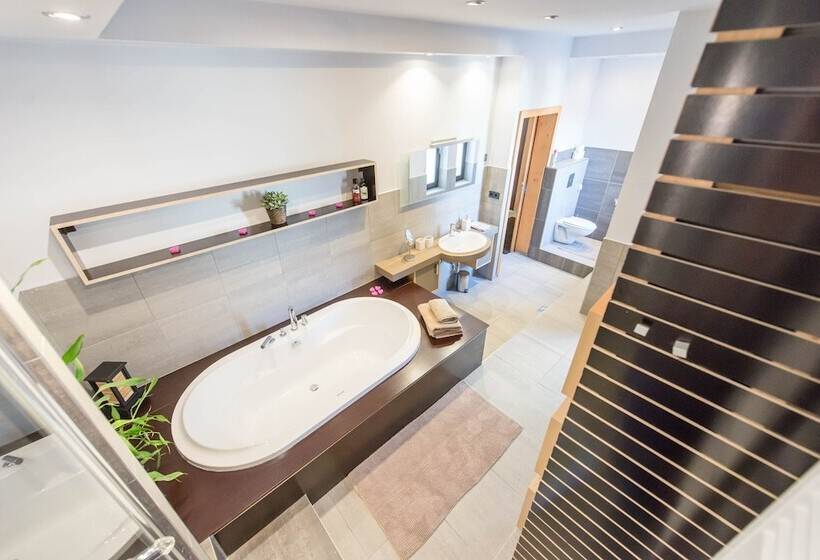 Venus Apartments   Parliament I