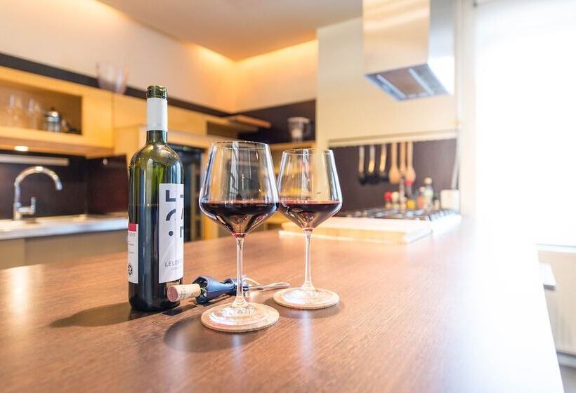 Venus Apartments   Parliament I