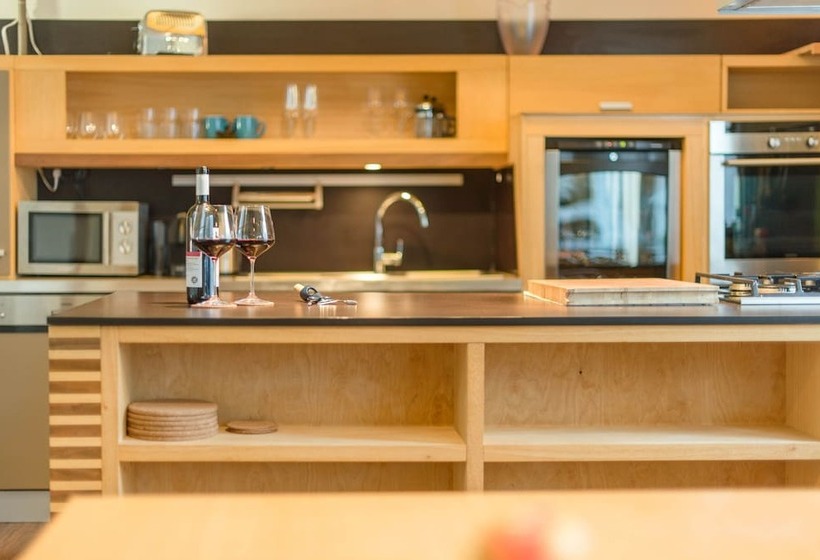 Venus Apartments   Parliament I