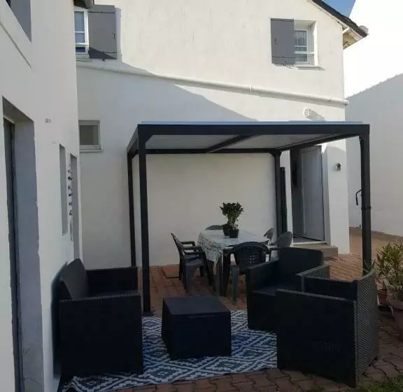 Maison Au Calme, Proche Centre Et Mer, Jardin Clos