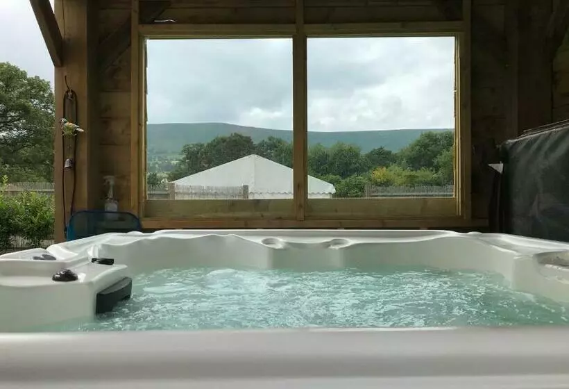 Stunning Railway Carriage With Private Hot Tub