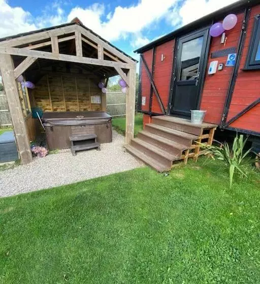 Stunning Railway Carriage With Private Hot Tub