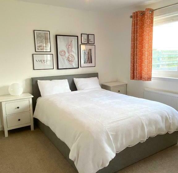 Bright 2 Bedroom Apartment With Parking In Montrose