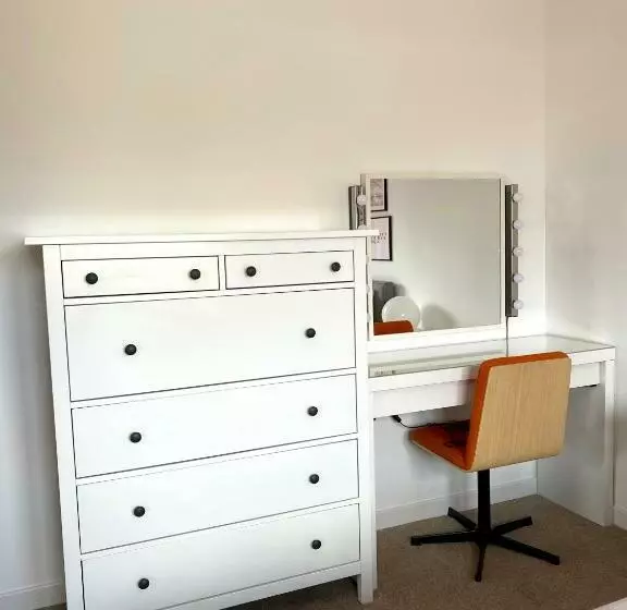 Bright 2 Bedroom Apartment With Parking In Montrose