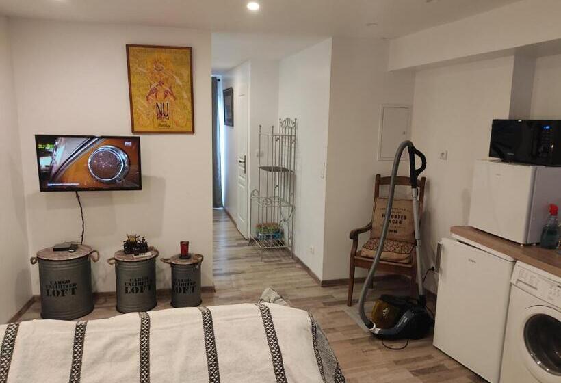 Charmant Studio Dans Petit Village Du Sud De La France