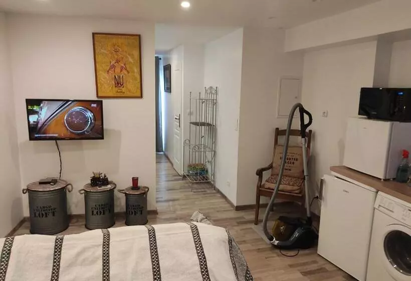 Charmant Studio Dans Petit Village Du Sud De La France