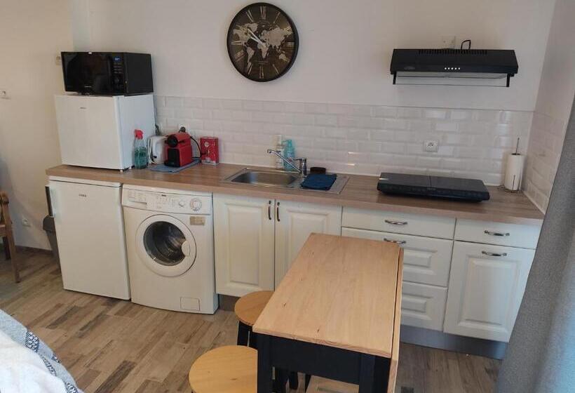 Charmant Studio Dans Petit Village Du Sud De La France