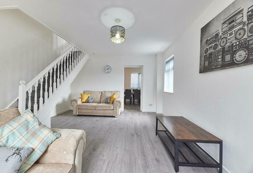 Gatacre House   Stylish 3 Bed House, Sleeps 7