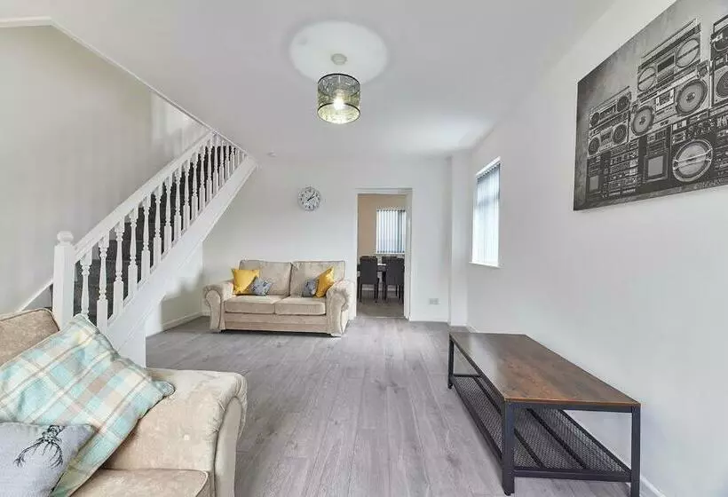 Gatacre House Stylish 3 Bed House, Sleeps 7