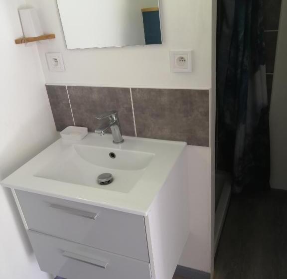 Petite Maison Et Son Jardinet En Village