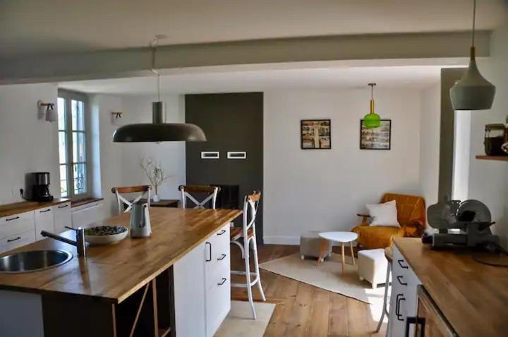 Confortable Maison Familiale à L Entrée Du Village Médiéval