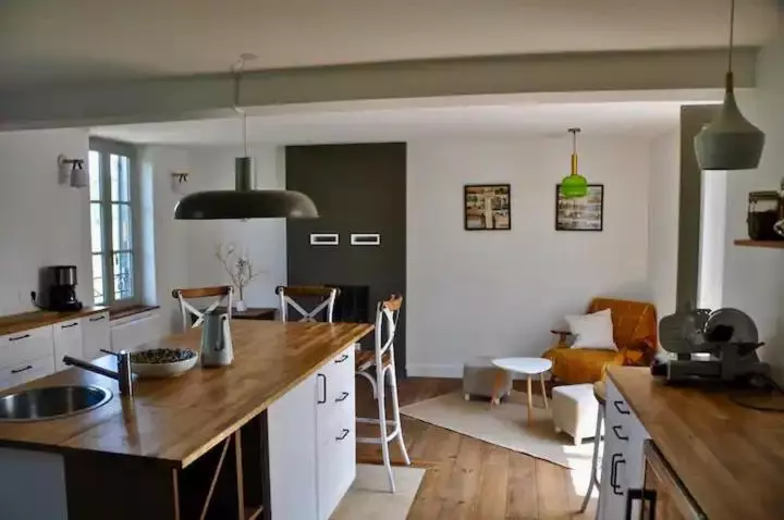 Confortable Maison Familiale à L Entrée Du Village Médiéval