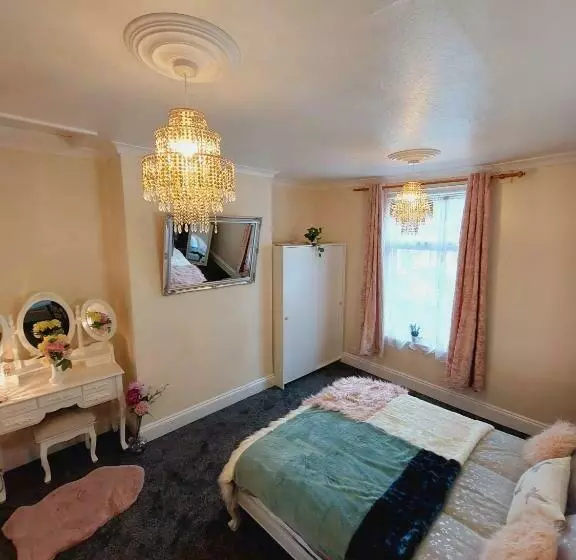 Elegant And Central Two Bedrooms House