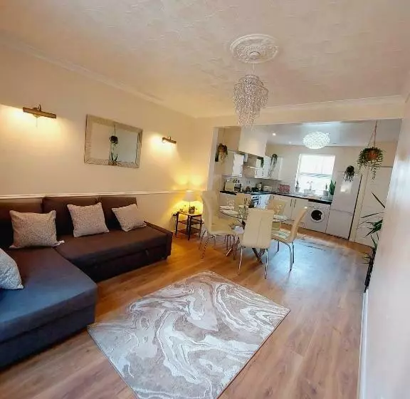 Elegant And Central Two Bedrooms House