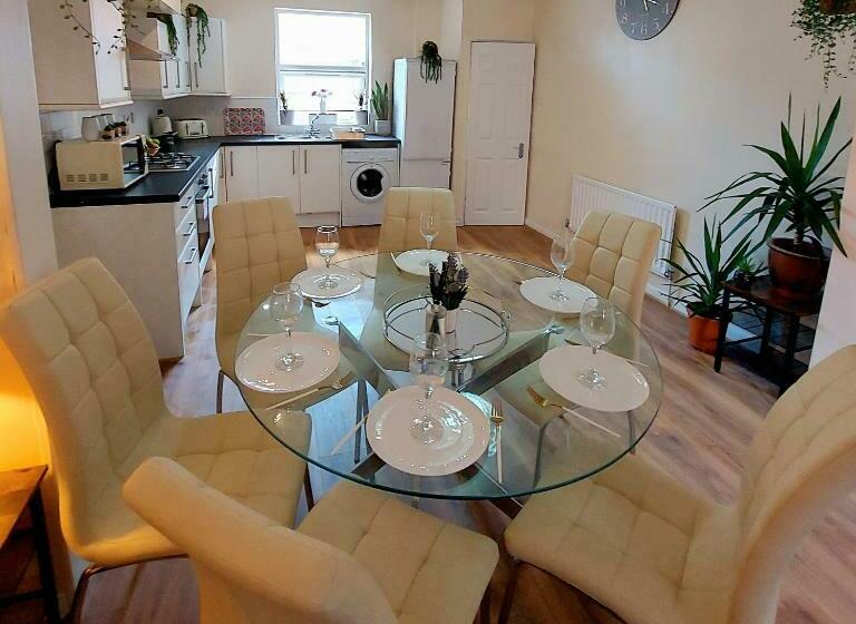 Elegant And Central Two Bedrooms House