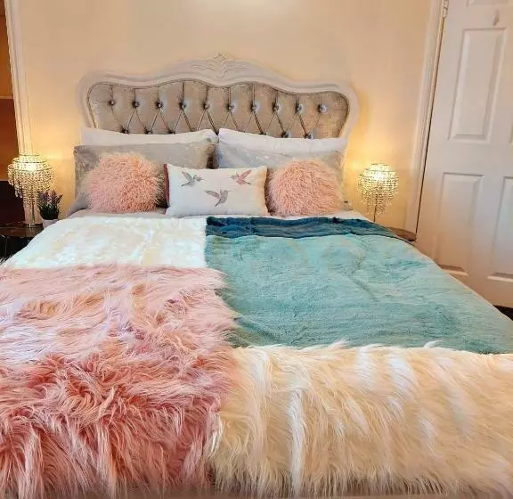 Elegant And Central Two Bedrooms House