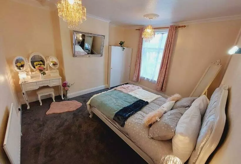 Elegant And Central Two Bedrooms House