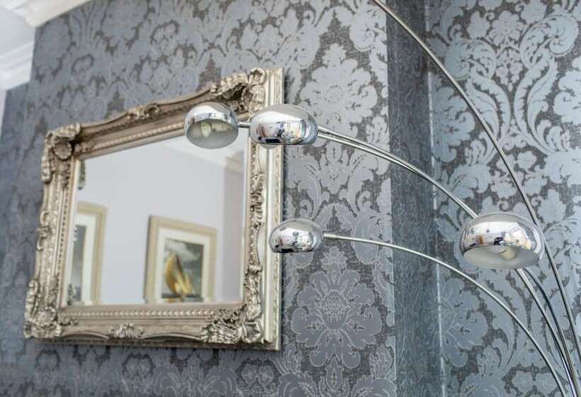 Remarkable Luxurious Home At The Edge Of City