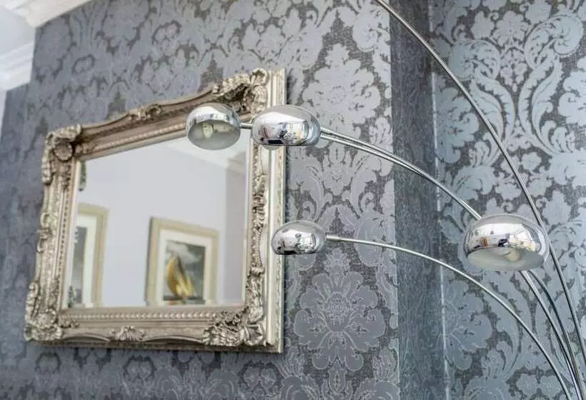 Remarkable Luxurious Home At The Edge Of City