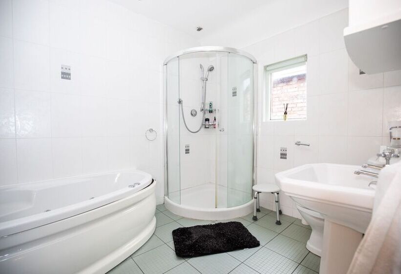 Remarkable Luxurious Home At The Edge Of City