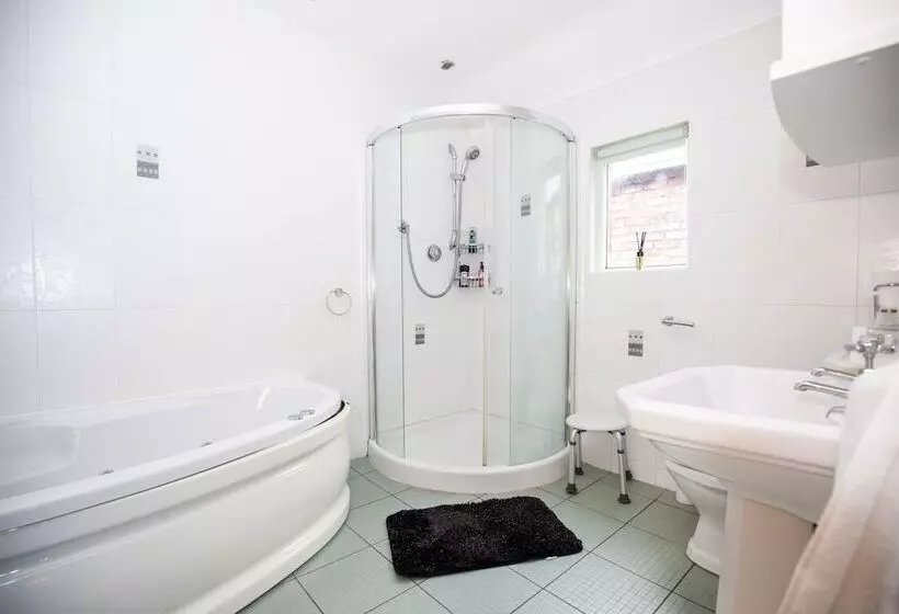 Remarkable Luxurious Home At The Edge Of City