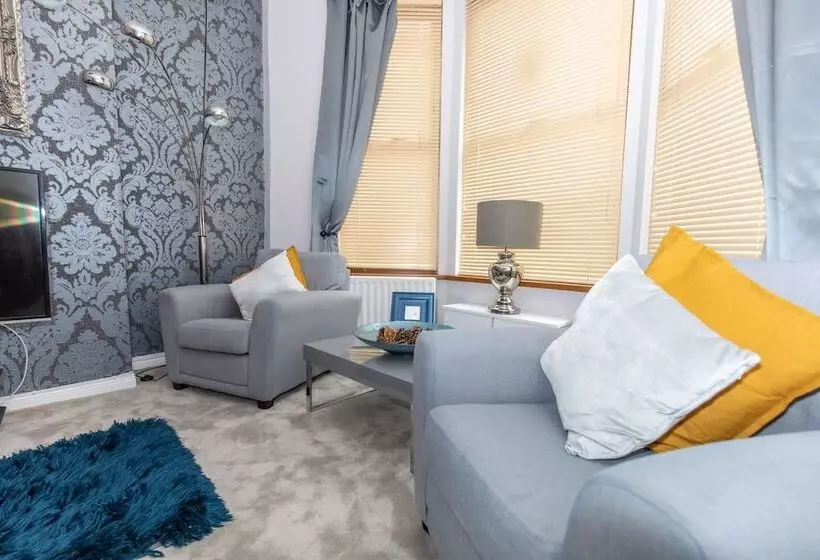 Remarkable Luxurious Home At The Edge Of City