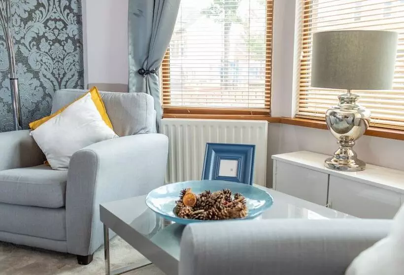 Remarkable Luxurious Home At The Edge Of City