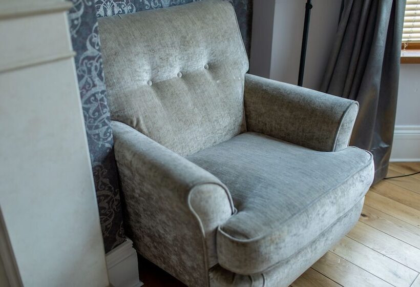 Remarkable Luxurious Home At The Edge Of City