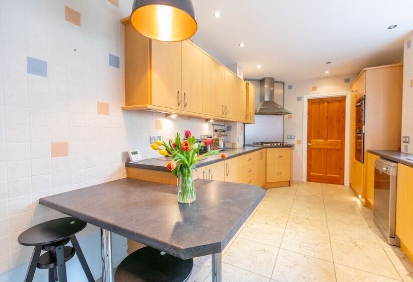 Remarkable Luxurious Home At The Edge Of City