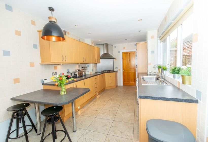 Remarkable Luxurious Home At The Edge Of City