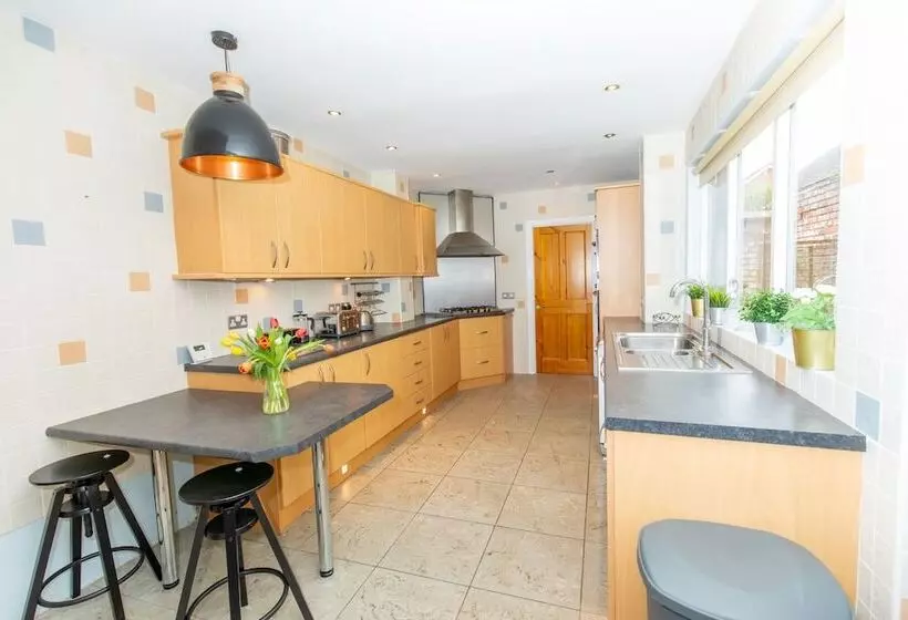 Remarkable Luxurious Home At The Edge Of City