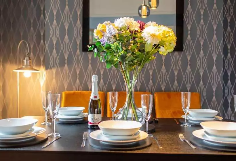 Remarkable Luxurious Home At The Edge Of City