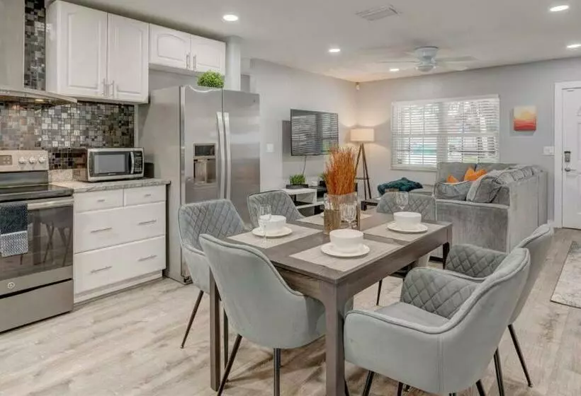 Adventure Awaits In Tampa Bay With Beautiful Decor 4br With Backyard Oasis Near Busch Gardens & Adve